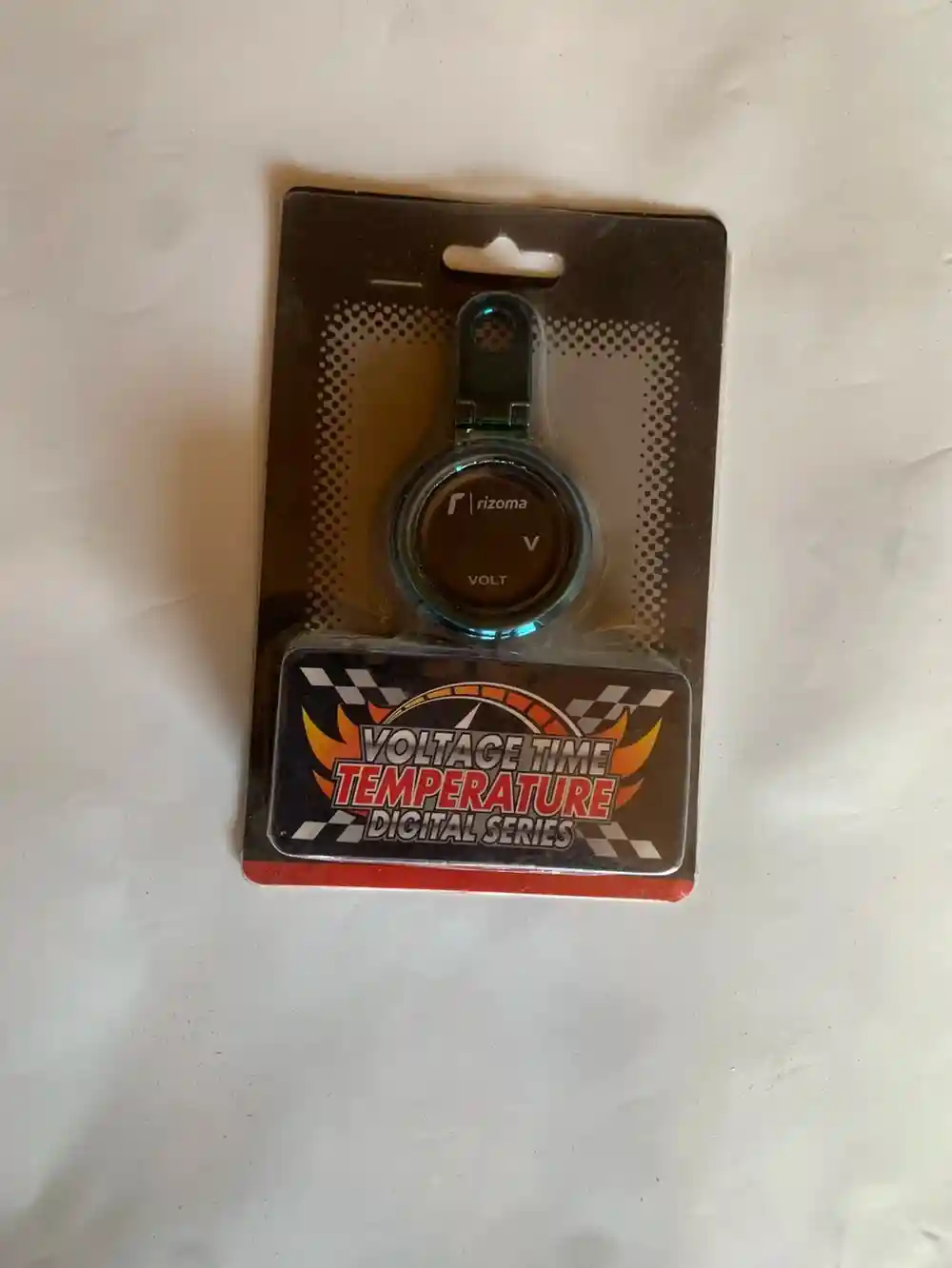 ريزوما فولت - الإكسسوارات - عادي – يعمل الجهاز كمقياس للجهد الكهربائي (فولتميتر)، وساعة، ومقياس لدرجة الحرارة.