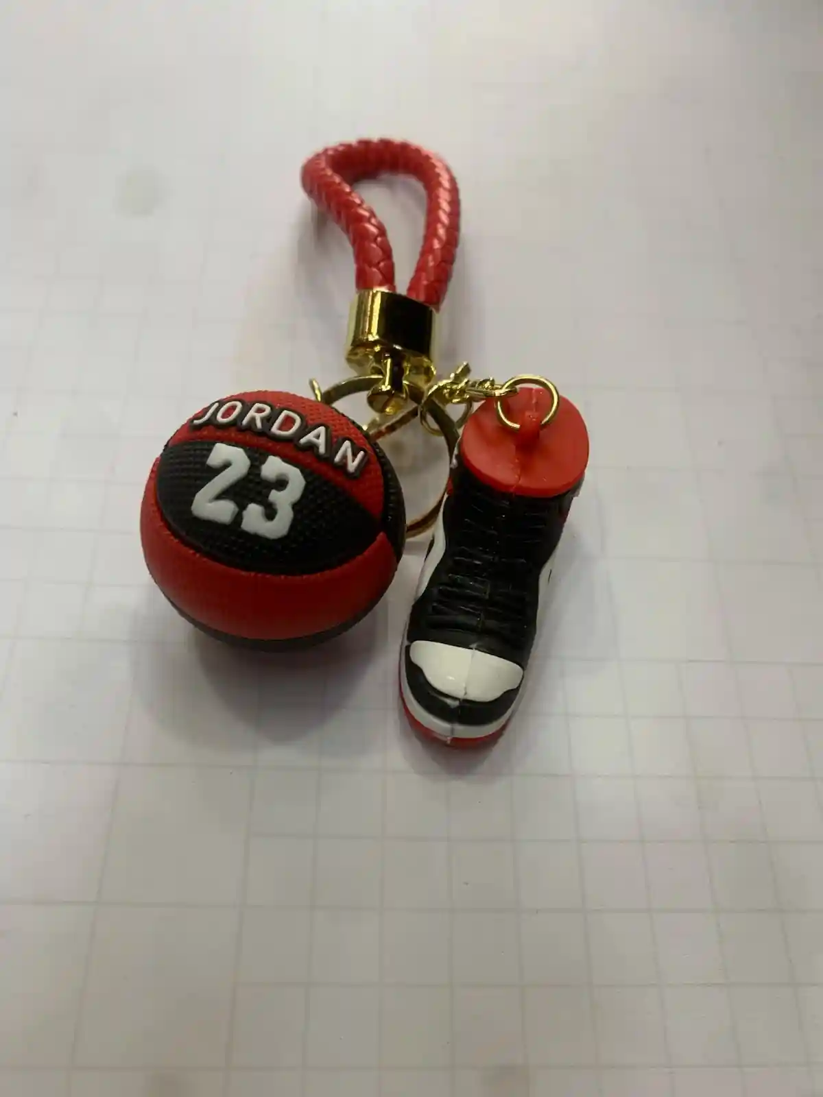 JORDAN حلقة المفاتيح - الإكسسوارات - عادي – حلقة المفاتيح أداة صغيرة تُستخدم لجمع المفاتيح معًا وتنظيمها بسهولة.