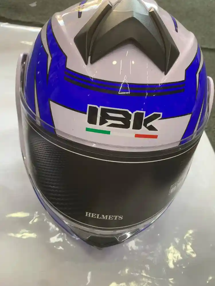 خوذة IBK - معدات السلامة - بريميوم – خوذة تُرتدى لحماية الرأس أثناء ركوب الدراجة النارية وتقليل خطر الإصابات.