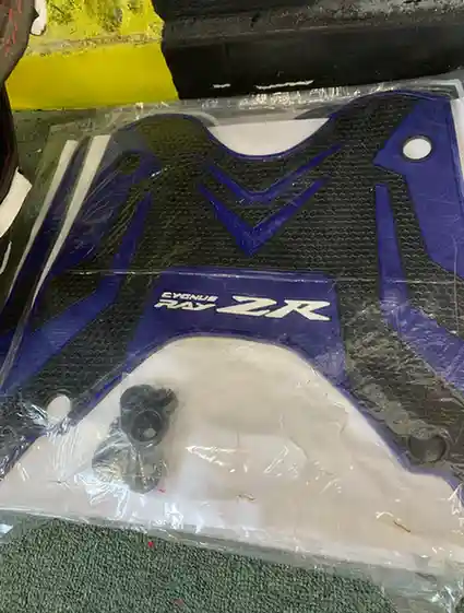 بساط أرضية مطاطي ZR - الإكسسوارات - عادي – بساط مطاطي يوضع على أرضية الدراجة النارية لتوفير ثبات القدمين ومنع الانزلاق.