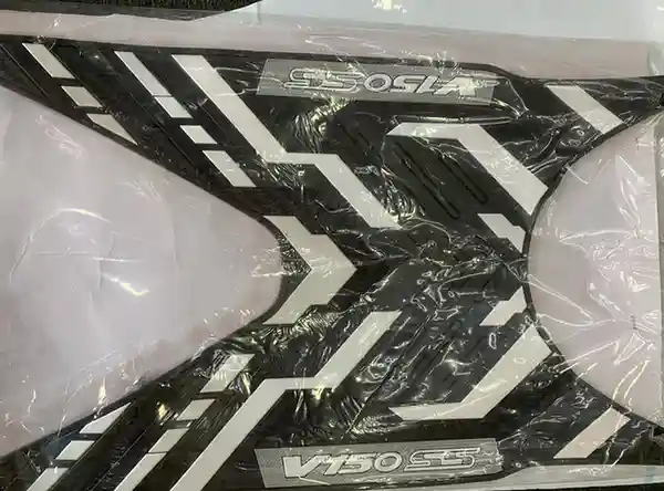 v150 بساط أرضية مطاطي - الإكسسوارات - عادي – بساط مطاطي يوضع على أرضية الدراجة النارية لتوفير ثبات القدمين ومنع الانزلاق.
