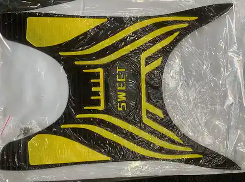 sweet بساط أرضية مطاطي - الإكسسوارات - عادي – بساط مطاطي يوضع على أرضية الدراجة النارية لتوفير ثبات القدمين ومنع الانزلاق.