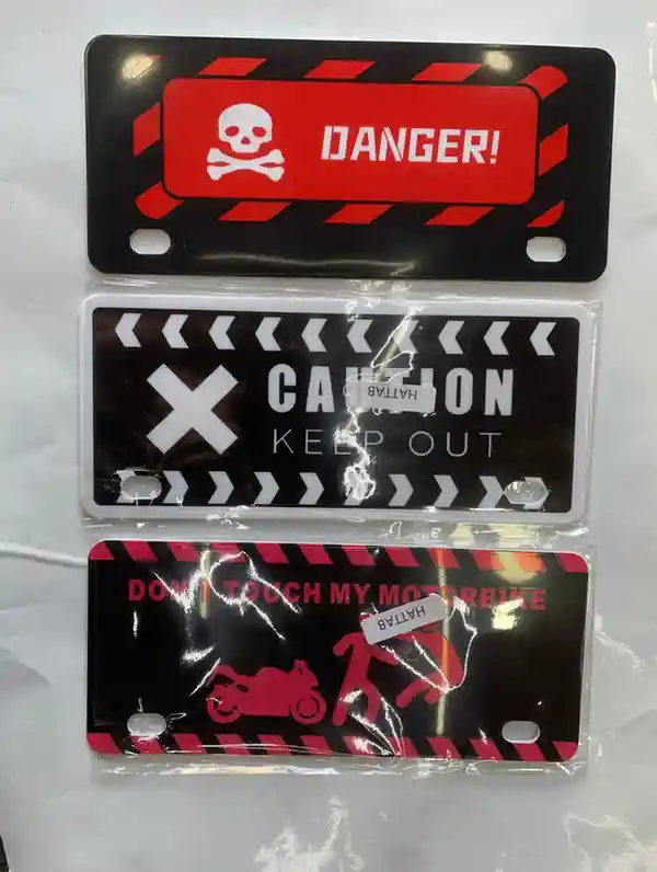 نمرة - الإكسسوارات - عادي – تُستخدم هذه اللوحات كإكسسوارات تزيينية أو تحذيرية للدراجات النارية