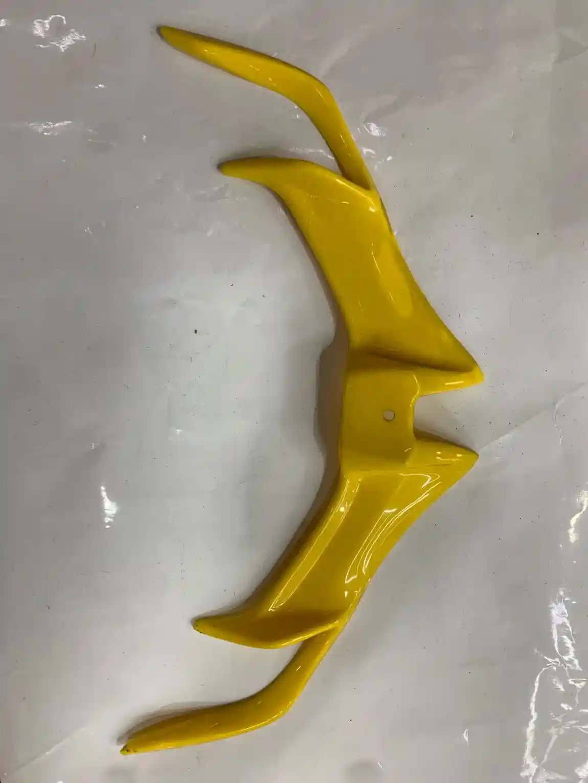 جناح - الإكسسوارات - عادي – يساهم في تحسين تدفق الهواء حول الدراجة، مما قد يؤثر على ثباتها عند السرعات العال...