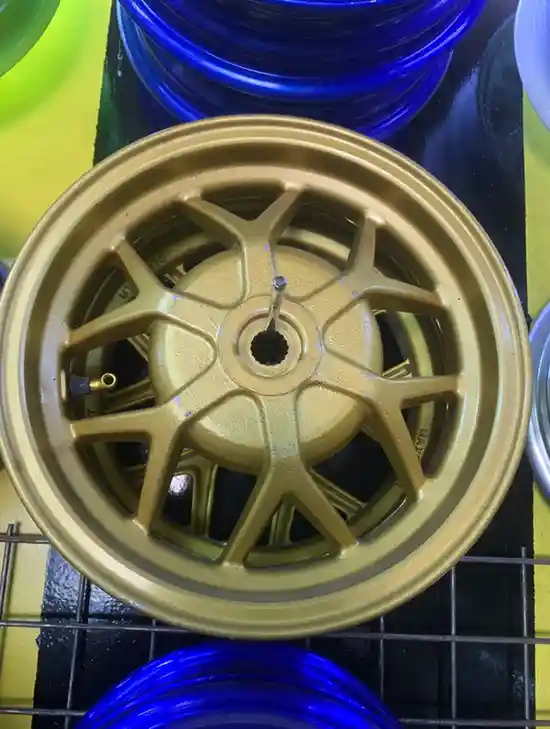 جنط نوع 5 v150 - الإكسسوارات - عادي – الجزء المعدني الدائري الذي يُركب عليه الإطار ويساعد في تثبيته على الدراجة الناري...