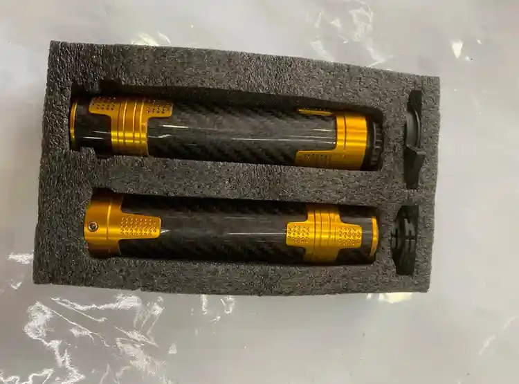 مقبض يد نوع 1 - المقابض والمرايا - بريميوم – مصنوعة من مطاط متين ومقاوم للتآكل، وتم تصميمها لتوفير الراحة أثناء الرحلات الطوي...