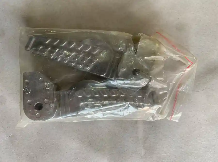 مسند قدم نوع 6 - الإكسسوارات - عادي – مسند يُركب على الدراجة النارية لتوفير مكان مريح لقدمي السائق أو الراكب أثناء الق...