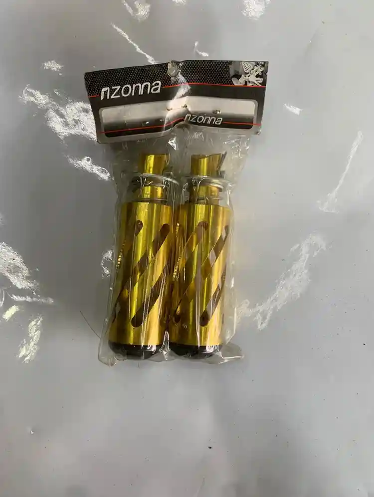 مسند قدم نوع 4 - الإكسسوارات - عادي – مسند يُركب على الدراجة النارية لتوفير مكان مريح لقدمي السائق أو الراكب أثناء الق...