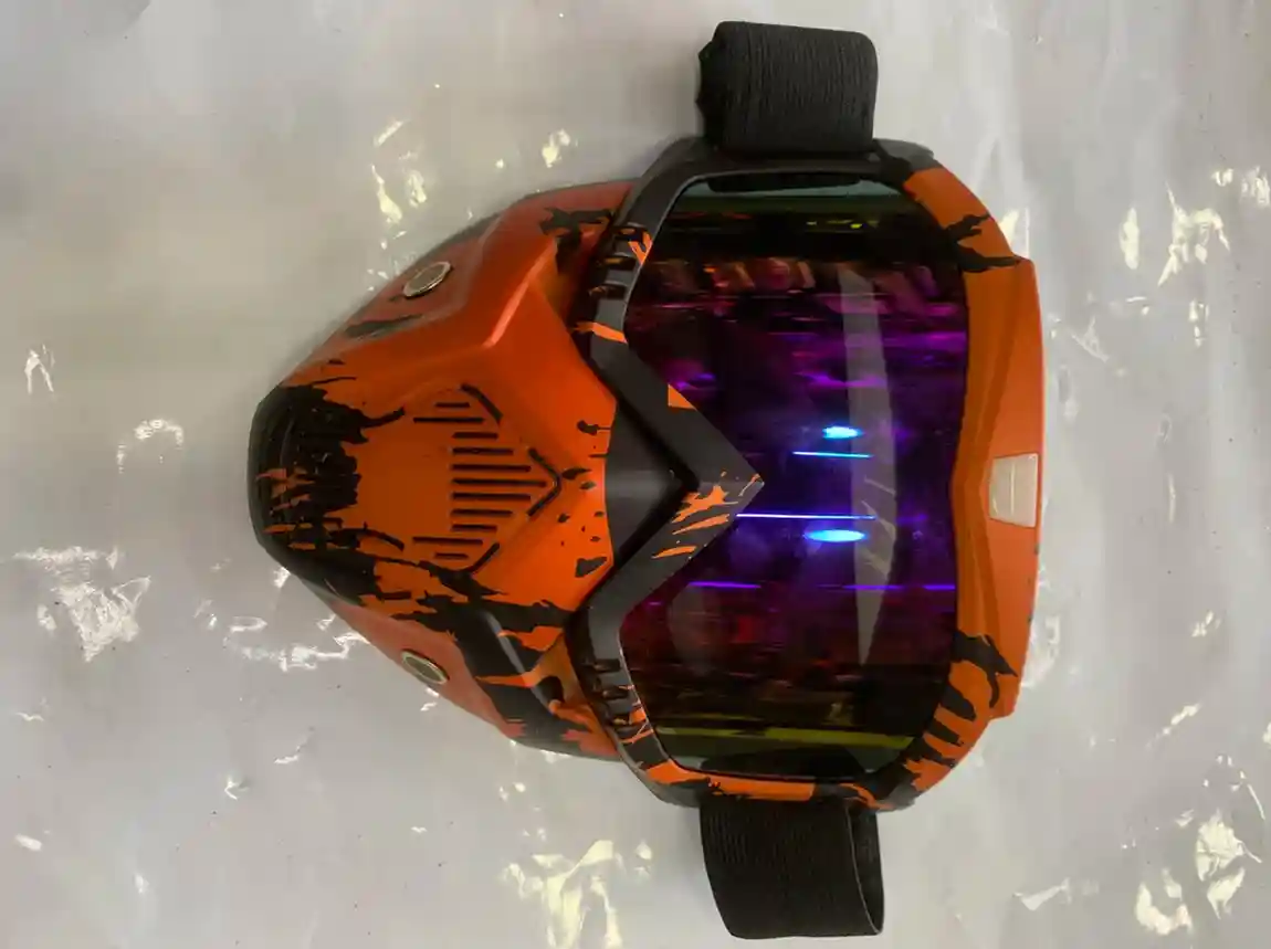 قناع - الإكسسوارات - عادي – قناع يُرتدى لتغطية الوجه وحماية الجهاز التنفسي من الغبار أو العوامل الضارة.