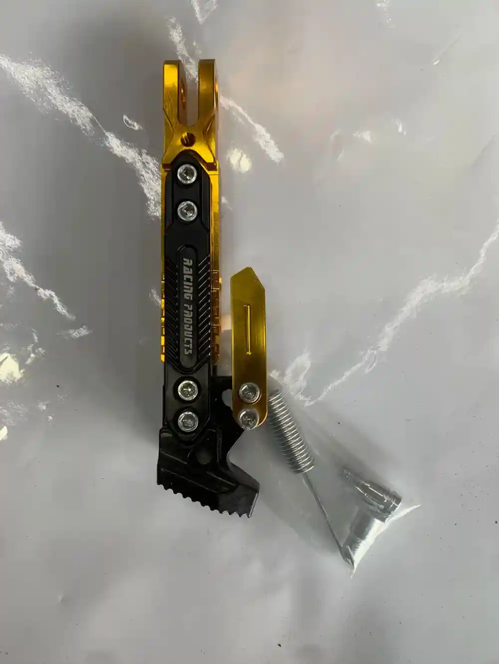 حامل الدراجة الجانبي CNC - الإكسسوارات - عادي – مصنوع من سبيكة ألومنيوم بتقنية CNC، وتم تصميمه ليكون متينًا ومقاومًا للتآكل.