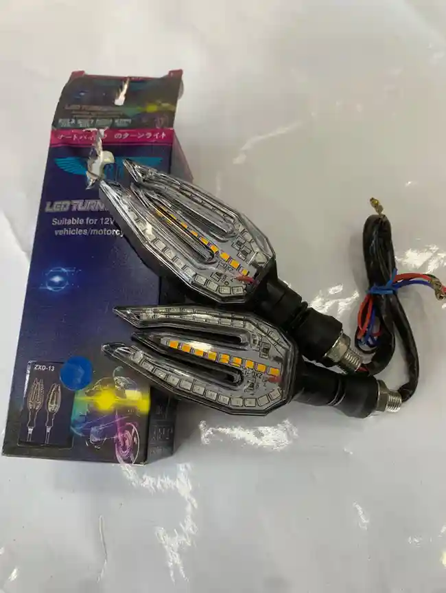 مصباح إشارات LED - الإضاءة - جودة جيدة – مصباح إشارات LED يوضح اتجاه انعطاف السائق بوضوح وسطوع، مما يعزز السلامة والرؤية...