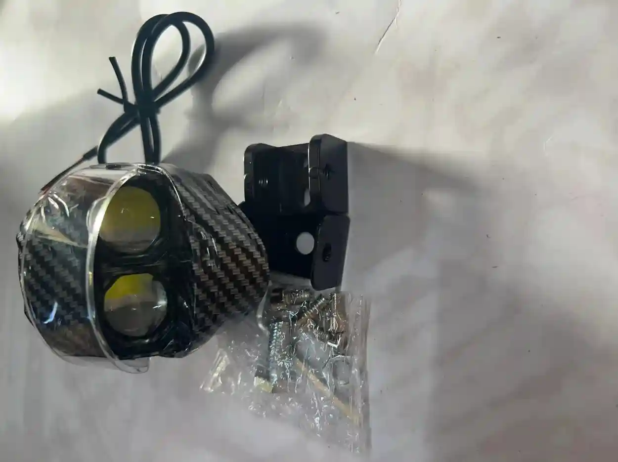 بروجكتر بشكل خوذة - الإضاءة - عادي – بروجكتر بتصميم خوذة مصنوع من مواد معدنية قوية، يضيء باللونين الأصفر والأبيض ليمن...