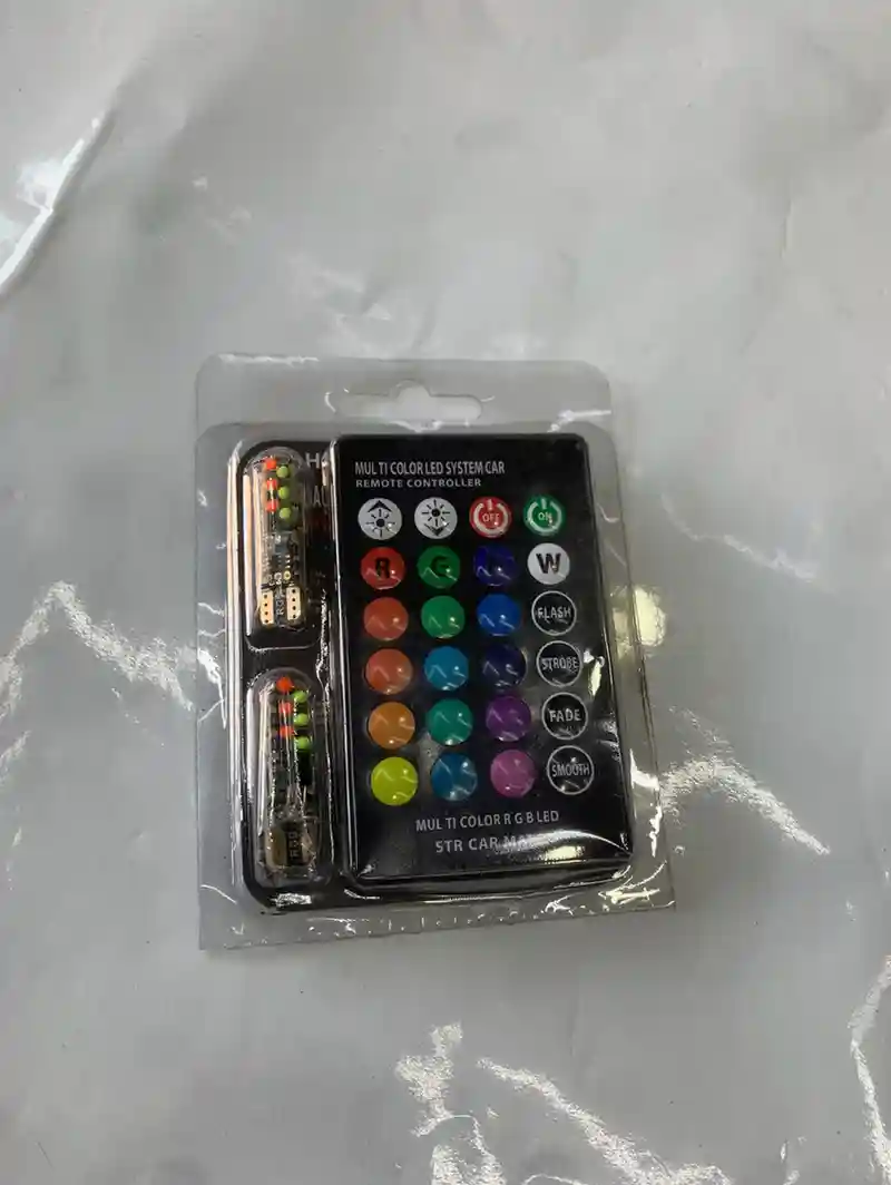 ضوء LED بتحكم عن بعد - الإضاءة - عادي – ضوء LED يمكن تشغيله وتغيير لونه أو نمطه باستخدام جهاز تحكم عن بعد.