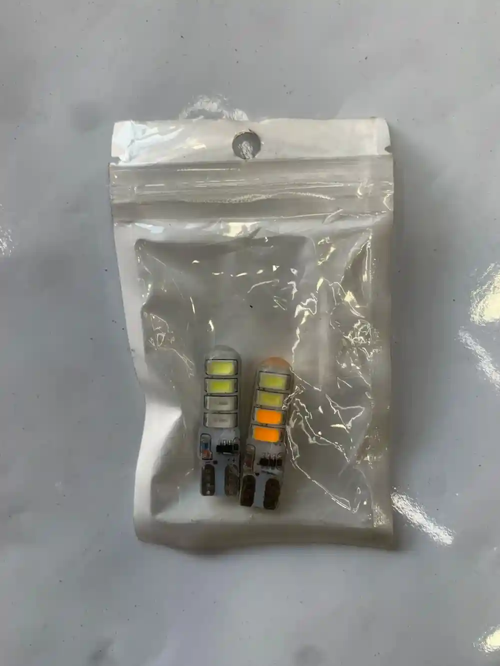 ضوء LED يضيء بلونين مختلفين - الإضاءة - عادي – ضوء LED يضيء بلونين مختلفين، مثلاً أحمر وأخضر، حسب الحالة أو الإشارة المطلوبة. ي...