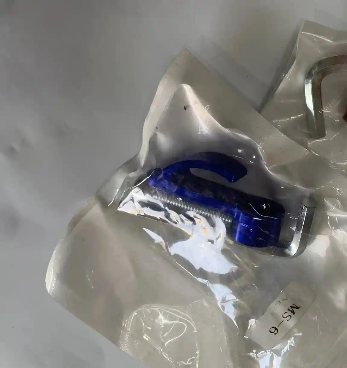 تعليقة اكياس - الإكسسوارات - عادي – تعليقة الأكياس تتيح للسائق تعليق الأكياس أو الأغراض الصغيرة بأمان أثناء القيادة،...