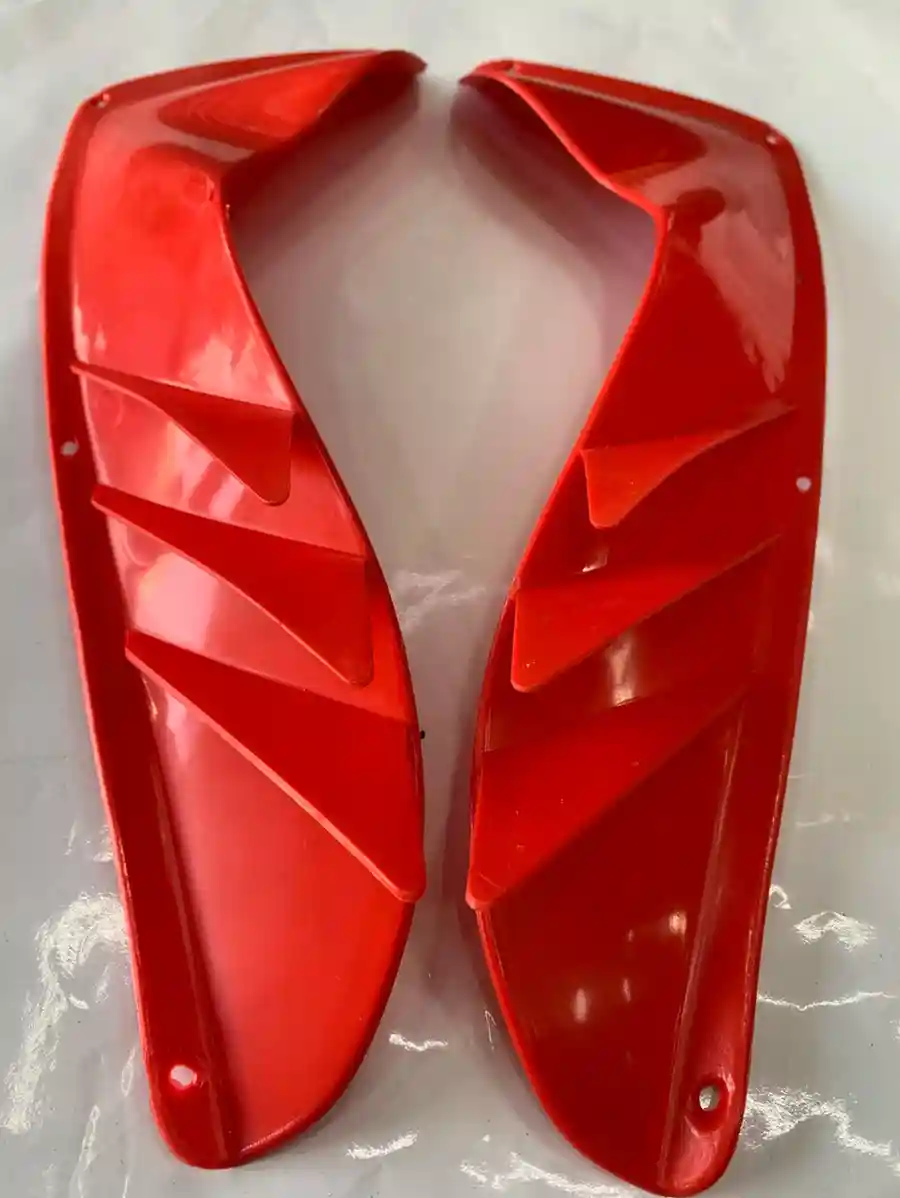 الأغطية الجانبية - الهيكل والإطار - عادي – الأغطية الجانبية التي تغطي الفتحات على جانبي دراجة V150 تحت منطقة المقعد. توفر م...