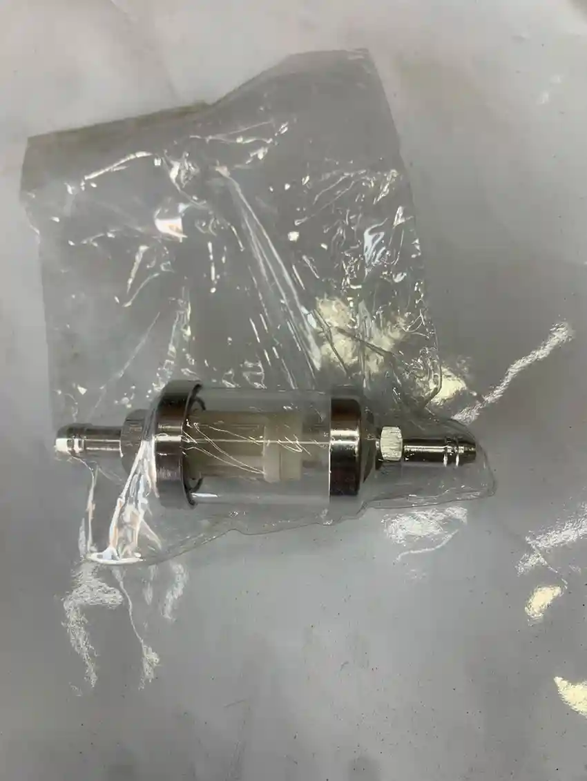 فلتر الوقود - الفلاتر والزيوت - عادي – قطعة تُركب على نظام الوقود لتصفية الشوائب وحماية المحرك من الأوساخ.