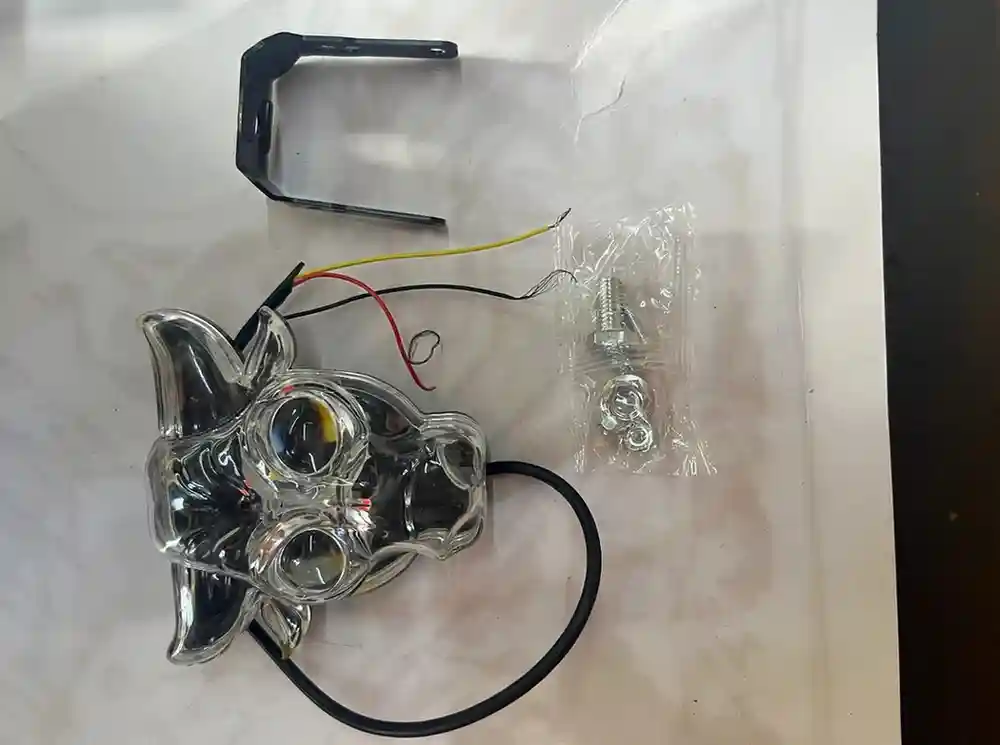 ضوء LED بشكل ثور - الإضاءة - عادي – ضوء LED بتصميم ثور قوي، يضيء باللونين الأصفر والأبيض ليمنح الموتوسيكل مظهراً جري...