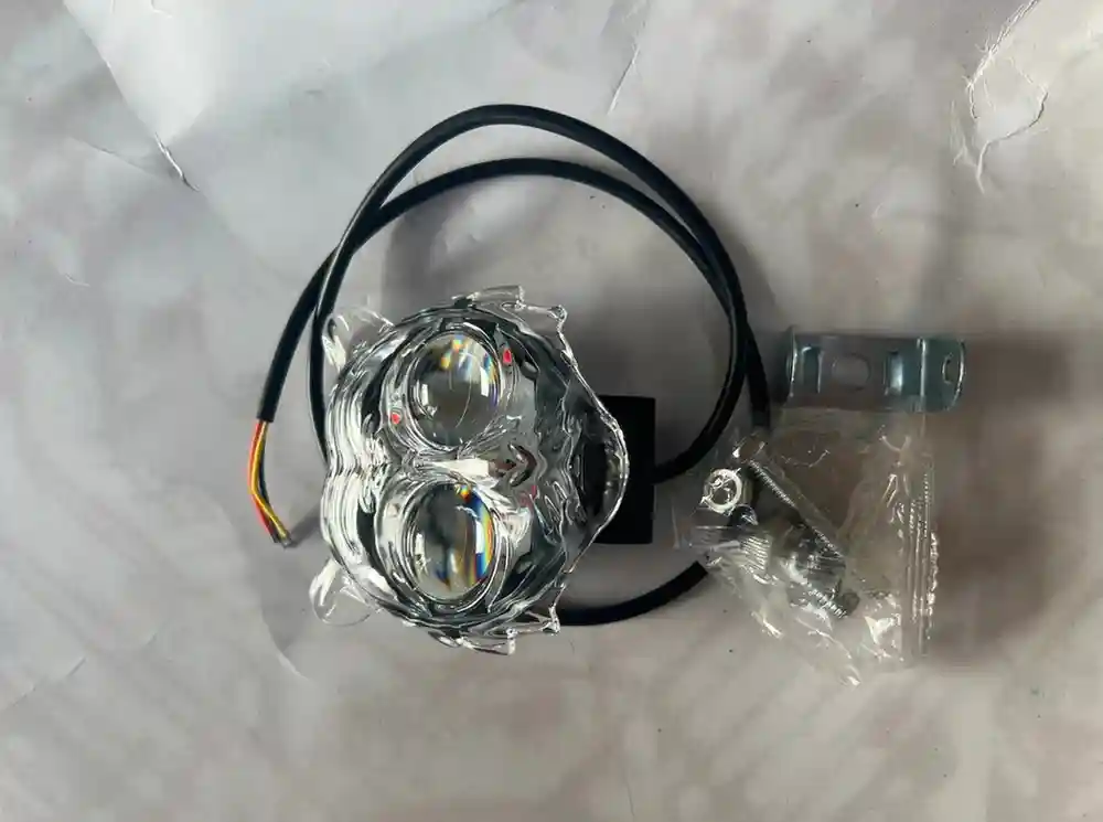 ضوء LED بشكل فهد - الإضاءة - عادي – ضوء LED بتصميم فهد عصري، يضيء باللونين الأصفر الأبيض لإضافة مظهر قوي وجذاب على ا...