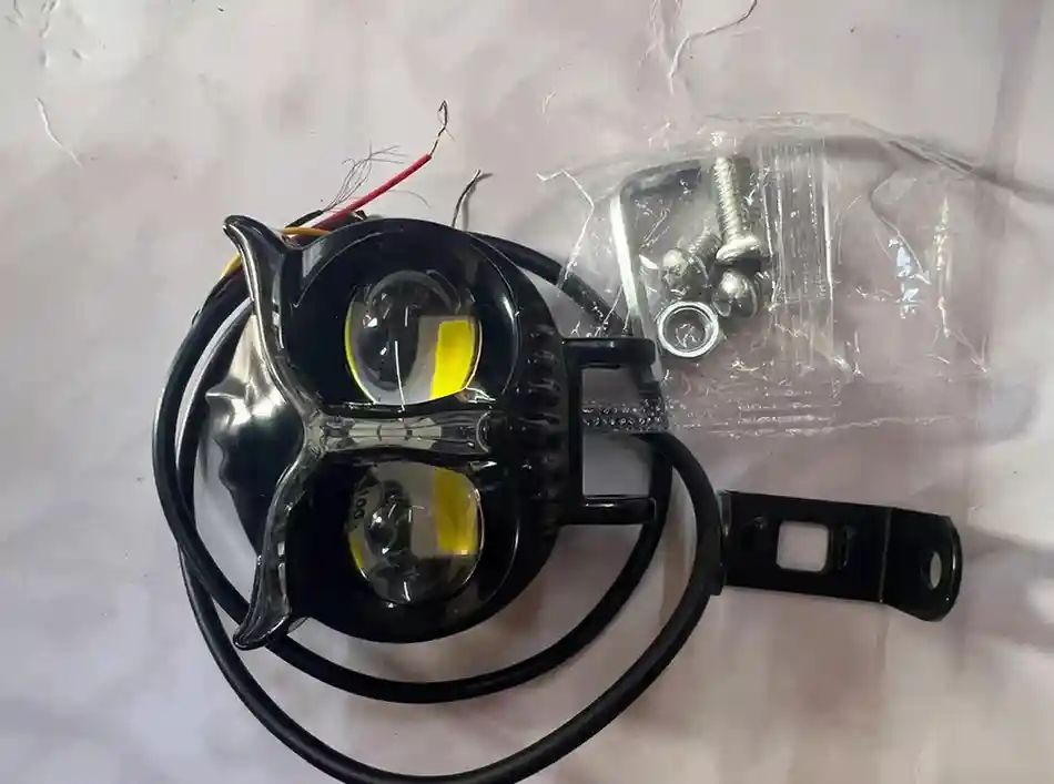 model 1 ضوء LED بشكل بومة - الإضاءة - عادي – ضوء LED بتصميم بومة أنيق، يضيء باللونين الأزرق والأحمر، وحتى الرموش تضيء لتعطي ش...