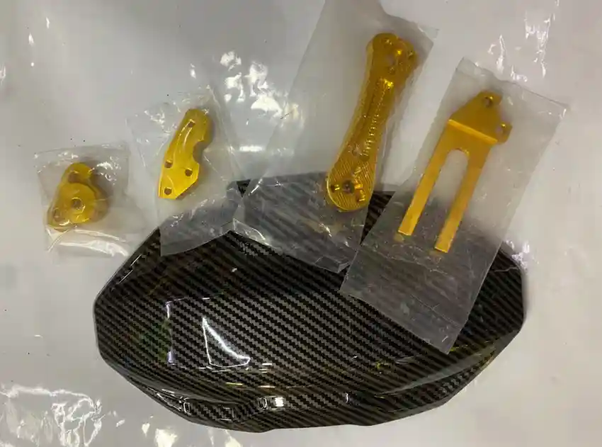 رفراف زينة كاربون - الهيكل والإطار - عادي – رفراف يُركب على الموتوسيكل لإضافة مظهر جمالي من الكاربون وحماية بسيطة.