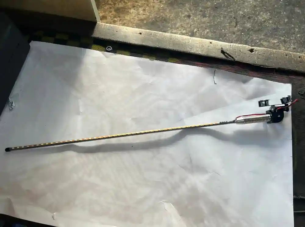 أنتين مضيئة بجميع الألوان - الإضاءة - عادي – أنتين تضيء بجميع الألوان الزاهية، تضيف لمسة جمالية وحيوية على الموتوسيكل.