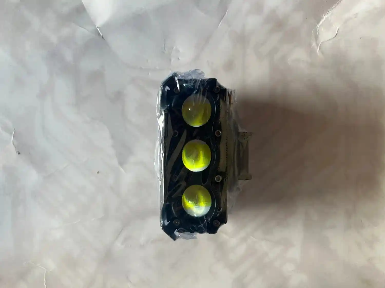 بروجكتر LED بثلاث عيون - الإضاءة - عادي – بروجكتر LED مكوّن من ثلاث عيون، يوفر إضاءة قوية وواضحة مع تصميم جذاب للموتوسيكل.