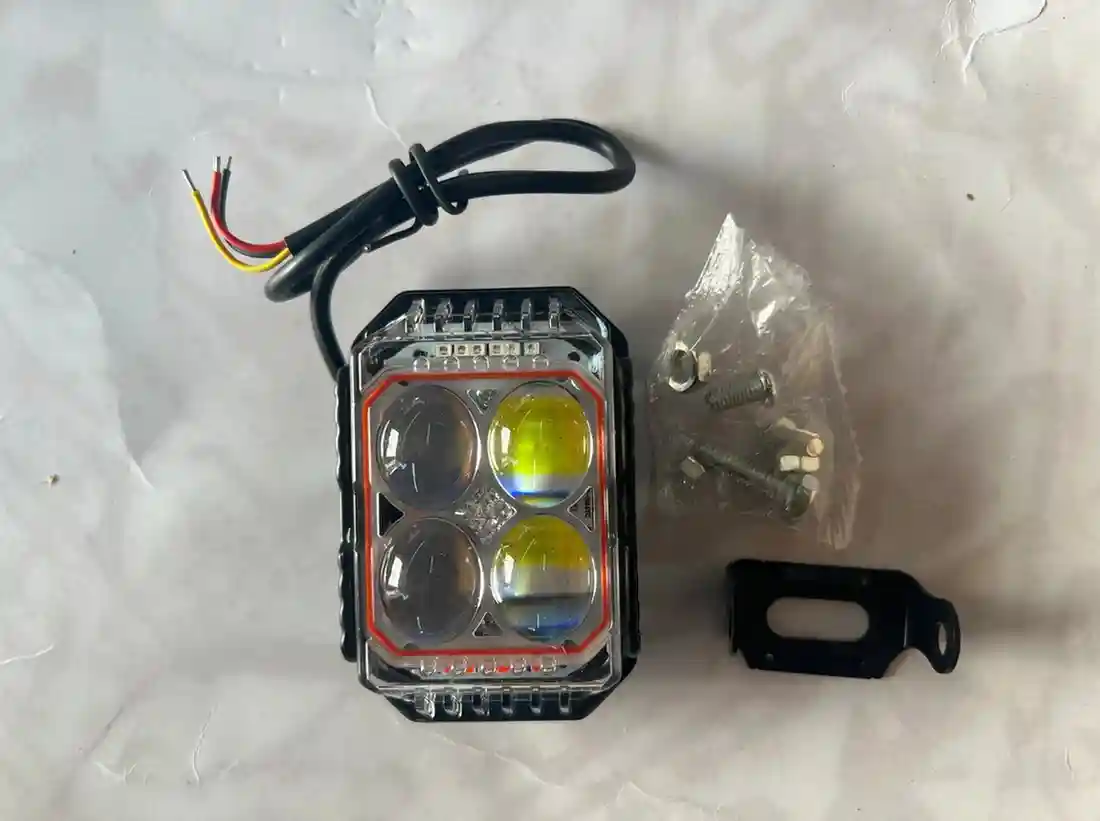 عيون LED - الإضاءة - عادي – ضوء LED على شكل عيون يضيء باللونين الأحمر والأزرق، يمنح الموتوسيكل مظهراً حاداً...