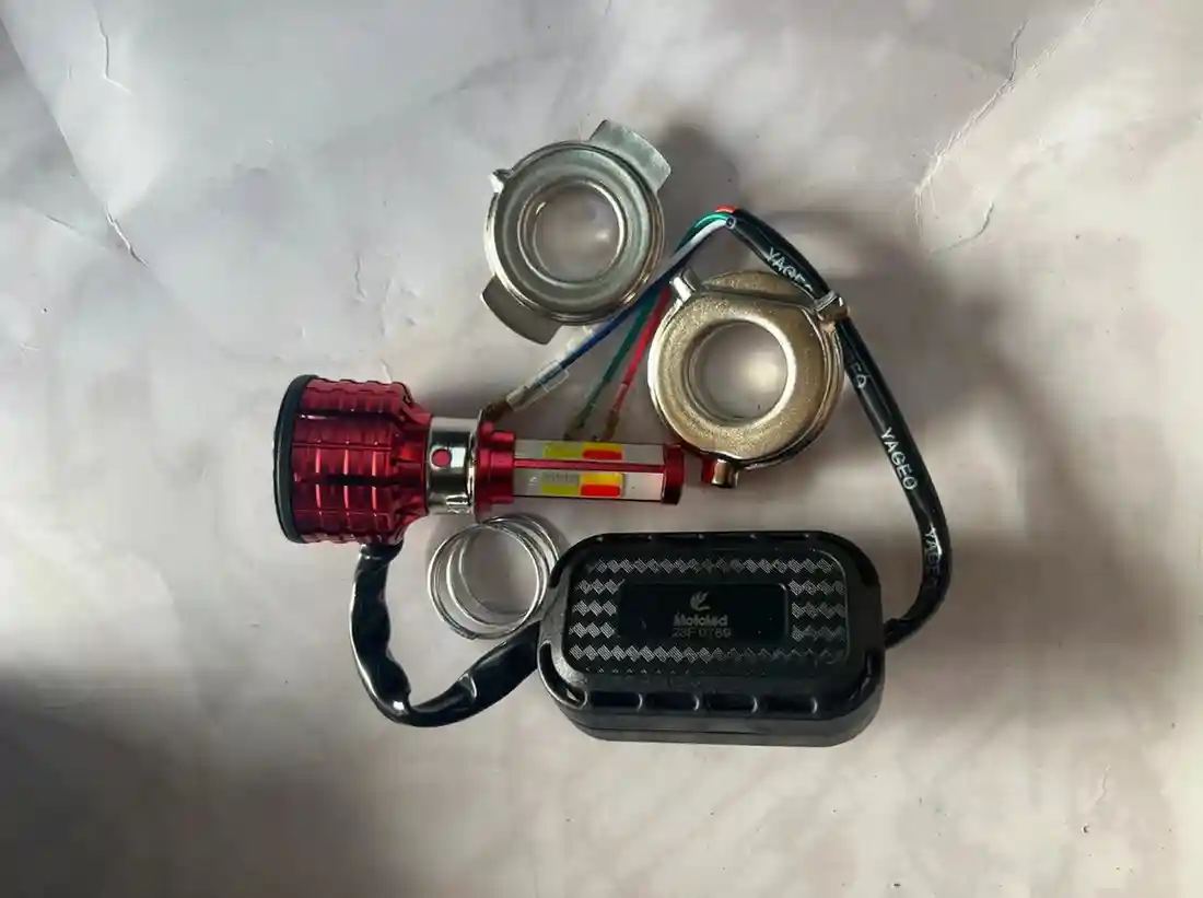 ضوء LED بأربعة ألوان - الإضاءة - عادي – ضوء LED متعدد الألوان يضيء بالأحمر والأزرق والأصفر والأبيض، يضيف مظهراً حيوياً و...