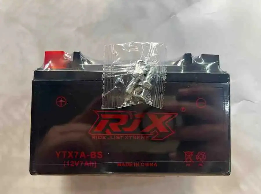 بطارية دراجة نارية 12 فولت 7 أمبير - القطع الكهربائية - عادي – بطارية 12V 7Ah مناسبة للدراجات المتوسطة، توفر طاقة مستقرة وأداء طويل الأمد للاست...