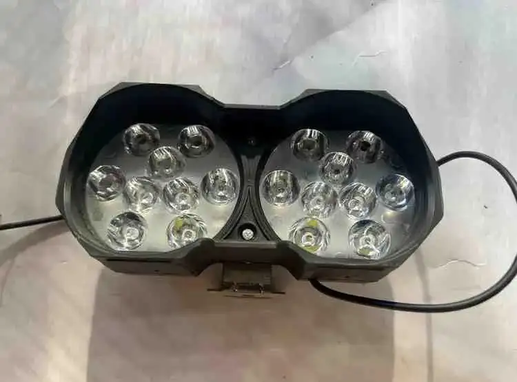 بروجيكتور الضوء الأبيض - الإضاءة - عادي – بروجيكتور أنيق باللون الأبيض يوفّر ضوءًا ساطعًا ومركّزًا للفعاليات أو الديكور أو...