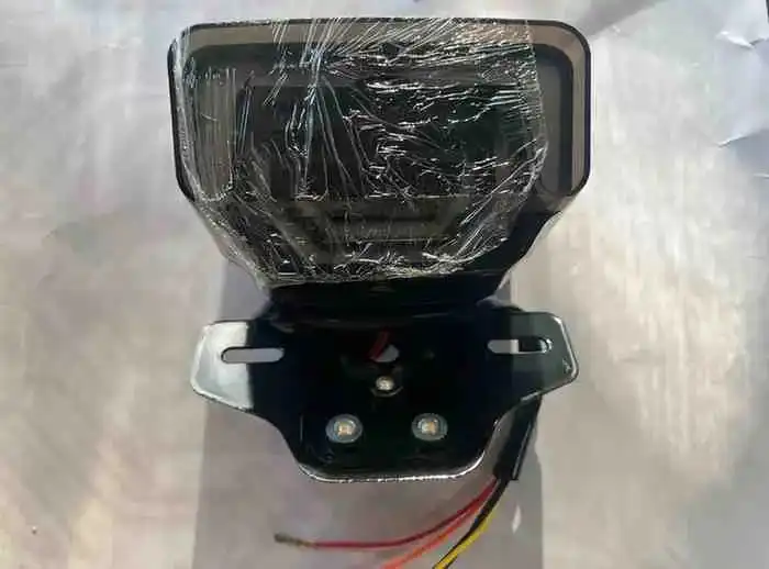 ضوء الفرامل حديث - الإضاءة - عادي – يضيء باللونين الأحمر والأزرق عند ضغط السائق على الفرامل، لتنبيه الآخرين وضمان ال...