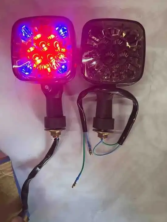 إشارة مربّع حديثة - الإضاءة - عادي – قطعة إشارة مربّعة حديثة لتوفير إشارة واضحة وزيادة وضوح السيارة على الطريق.