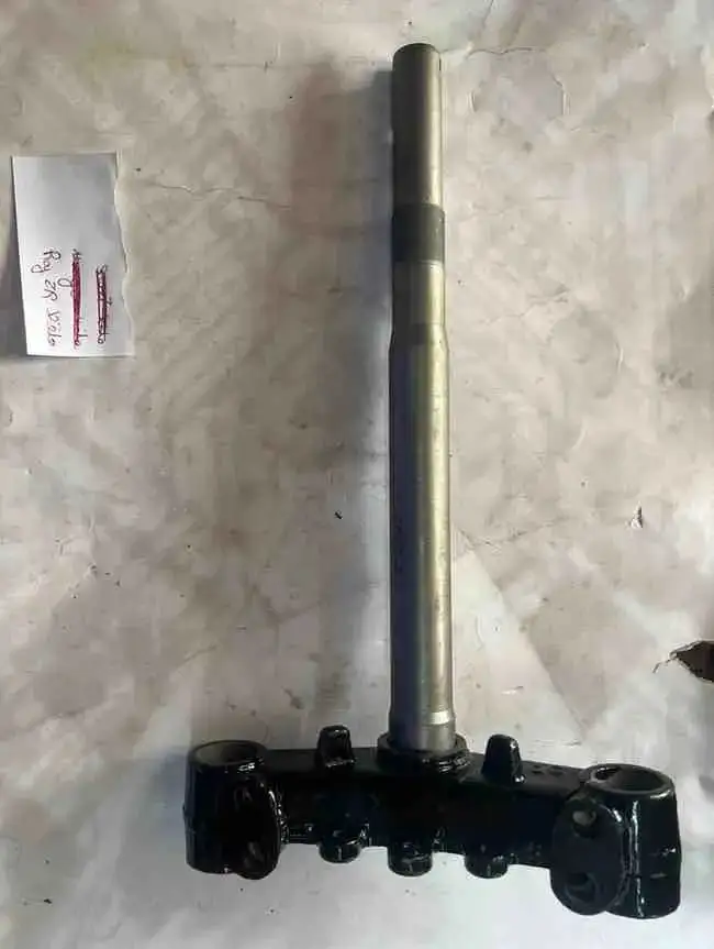 ملقط Ray ZR - أجزاء التوجيه - عادي – ملقط لدراجات Ray ZR، يربط الشوكات بالإطار لضمان ثبات التوجيه والسيطرة الموثوقة.