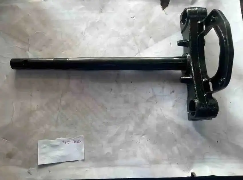 ملقط TVS - أجزاء التوجيه - عادي – ملقط لدراجات TVS، يربط الشوكات بالإطار لضمان ثبات التوجيه والسيطرة الموثوقة.