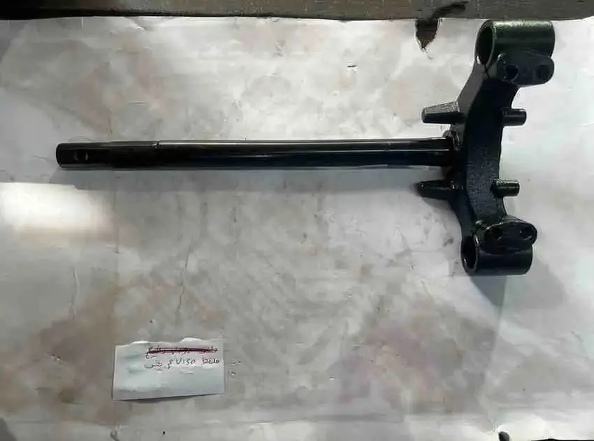 ملقط عريض V150 - أجزاء التوجيه - عادي – ملقط عريض لدراجات V150، يربط الشوكات بالإطار لضمان ثبات أفضل والتوجيه الموثوق.