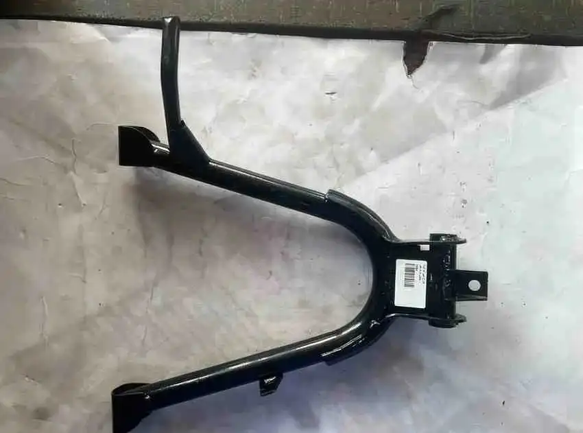 قاعدة الدراجة الوسطية Part - الهيكل والإطار - عادي – تدعم الدراجة بوضعية عمودية للركن أو الصيانة، وتوفر الثبات والراحة.