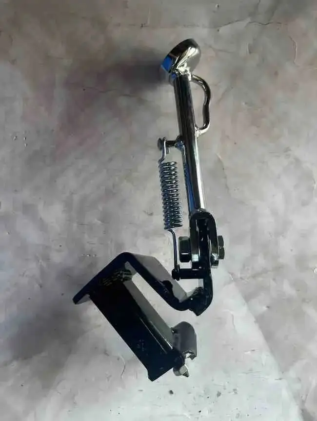 دعامة جانبية أبريو (تايوان) - الهيكل والإطار - عادي – دعامة جانبية تايوانية لدراجات أبريو، توفر دعمًا مستقرًا للركن.