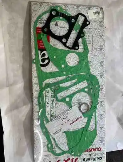 طقم جوانات كامل أصلي ياباني V125 - قطع المحرك - أصلي – طقم جوانات كامل أصلي ياباني لدراجات V125، يضمن إحكام إغلاق المحرك ومنع التسرب لت...