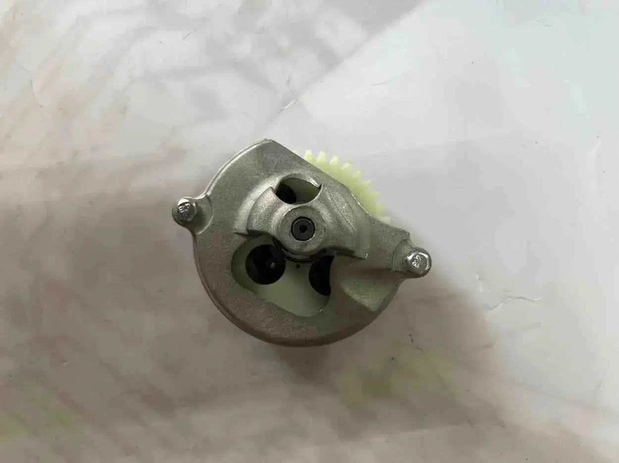 طرمبة زيت موتور Part - قطع المحرك - عادي – طرمبة زيت موتور لدراجات Part، مصممة لمنع تسرب الزيت وضمان تزييت صحيح للمحرك.