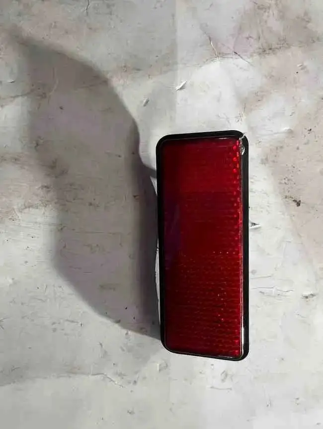 عاكس خلفي أحمر - الهيكل والإطار - عادي – عاكس خلفي أحمر يزيد من وضوح الدراجة على الطريق ويعزز السلامة، خصوصاً أثناء القيا...