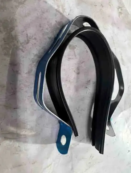 حزام عادم Colmo - الهيكل والإطار - عادي – حزام عادم Colmo لتثبيت أنبوب العادم، يضمن تثبيتًا ثابتًا وخاليًا من الاهتزازات.