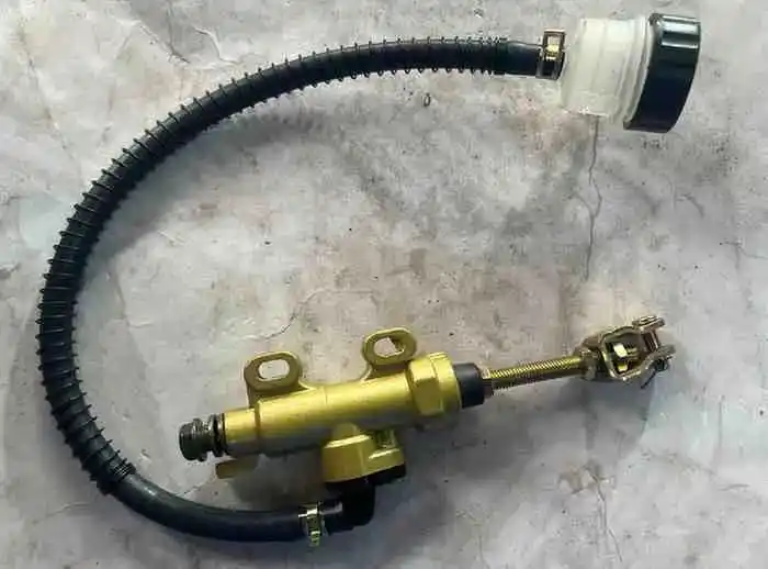 مضخة فرامل خلفية – BAJA و ATV - أجزاء الفرامل - عادي – مضخة فرامل خلفية مناسبة لدراجات BAJA و ATV، تضمن فرملة موثوقة واستجابة سريعة.