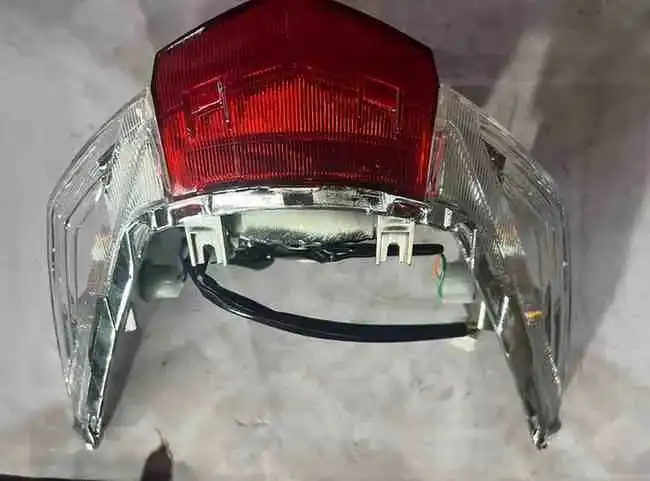 تجميعة ضوء خلفي – Lindy 125CC (صيني) - الإضاءة - عادي – Rear taillight assembly for Chinese Lindy 125CC motorcycles, ensuring clear visi...