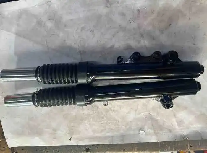 ممتصات صدمات أمامية – Lindy Azzo (عريض) - الهيكل والإطار - عادي – ممتصات صدمات أمامية عريضة لدراجات Lindy Azzo، توفر راحة أثناء القيادة وتحسن ثبات...