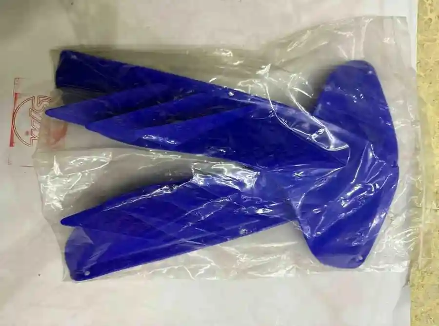 أجنحة جانبية للزينة - الإكسسوارات - عادي – أجنحة جانبية للزينة تُركّب على جانبي الدراجة النارية، تُستخدم فقط لتحسين الشكل و...