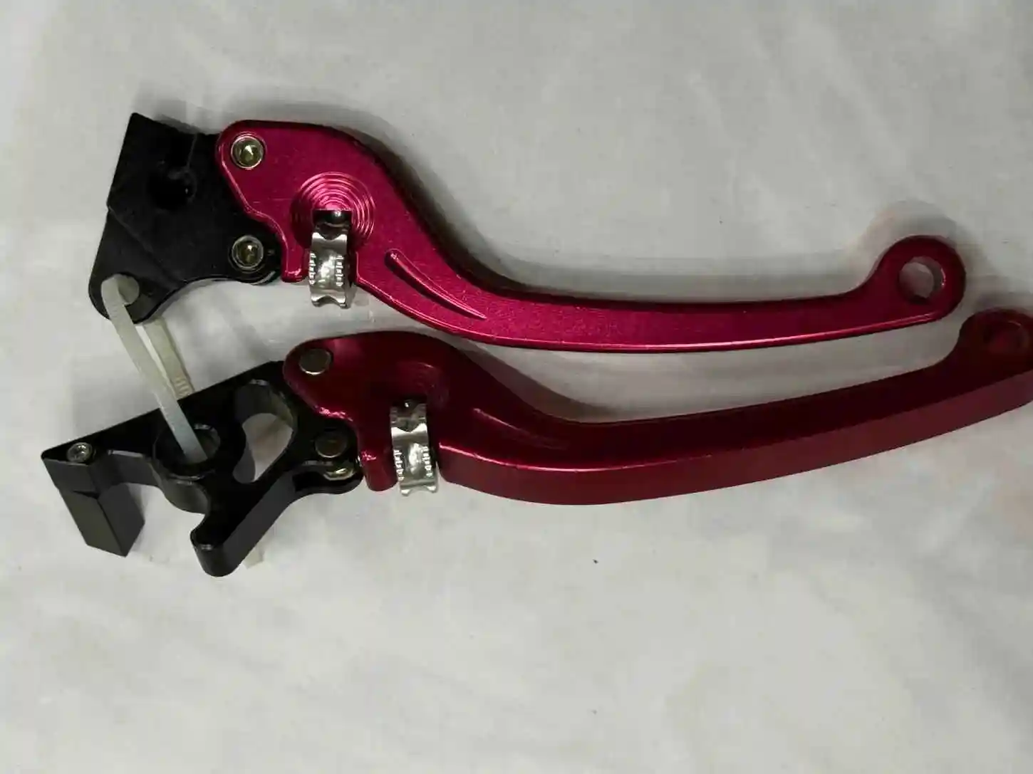 أذرع القابض والفرامل نوع 2 - الإكسسوارات - عادي – تُستخدم الأذرع للتحكم في القابض والفرامل الأمامية، مما يساعد السائق على تغيير ال...